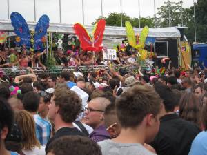 Foto von der Street Parade 2010 in Zürich mit einem Lovemobile und Menschenmassen
