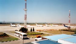 Schon wieder am Flughafen; unser Flugzug ist in der hintersten Reihe das vierte von rechts. (Tupolev 154)